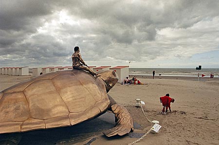Belgische Küste - Symbol für Fernweh: die bronzene Schildkröte des Künstlers Jan Fabre am Strand von Nieuwpoort-Bad