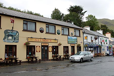 Hauptstraße von Leenaun mit dem Pub "Gaynor's", gleich daneben das  Pub "Hamilton's" und die einzige Tankstelle. Connemara, Co. Golway, Westirland