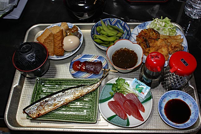 Fremdes Japan - Tablett mit Speisen