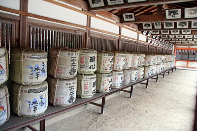 Japan - am Eingang des Oyamazumi-Schreins Trinkfeste Götter: Holzfässer mit Sake, einem japanischen Reiswein, am Eingang des Oyamazumi-Schreins auf der Insel Omishima