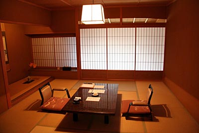 Japan - Ryokan-Zimmer im Yamatoya-Hotel in Dogo Onsen: In dem mit einer Reisstroh-Matte ausgelegten Zimmer wird auf einem ausgerollten Futon übernachtet.