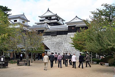 Japan - Befestigtes Schloss bei Matsuyama: Das fünfstöckige turmartige Hauptgebäude stammt aus dem 19. Jahrhundert, ist aber einem Vorbild aus dem 17. Jahrhundert nachempfunden