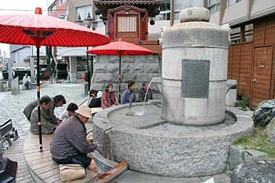 Japan - Öffentlich zugängliche Heilquelle in Dogo Onsen: Die heißen Quellen hier wurden schon im 8. Jahrhundert erwähnt. Auf ihre heilsame Wirkung wurde man angeblich aufmerksam, als ein fußkranker Reiher hier Rast machte – und durch die Berührung mit dem Wasser wie durch ein Wunder geheilt wurde