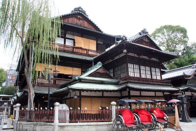Japan - Öffentliches Badehaus in Dogo Onsen – der dreistöckige Holzbau aus dem  späten neunzehnten Jahrhundert diente als Vorlage für den Handlungsort des Zeichentrickfilms "Chihiros Reise ins Zauberland".