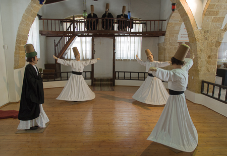 In der Hauptstadt Nicosia (Lefkosa): Im Mevlevi Museum, der frühere Kultort des Ordens der "Tanzenden Derwische"