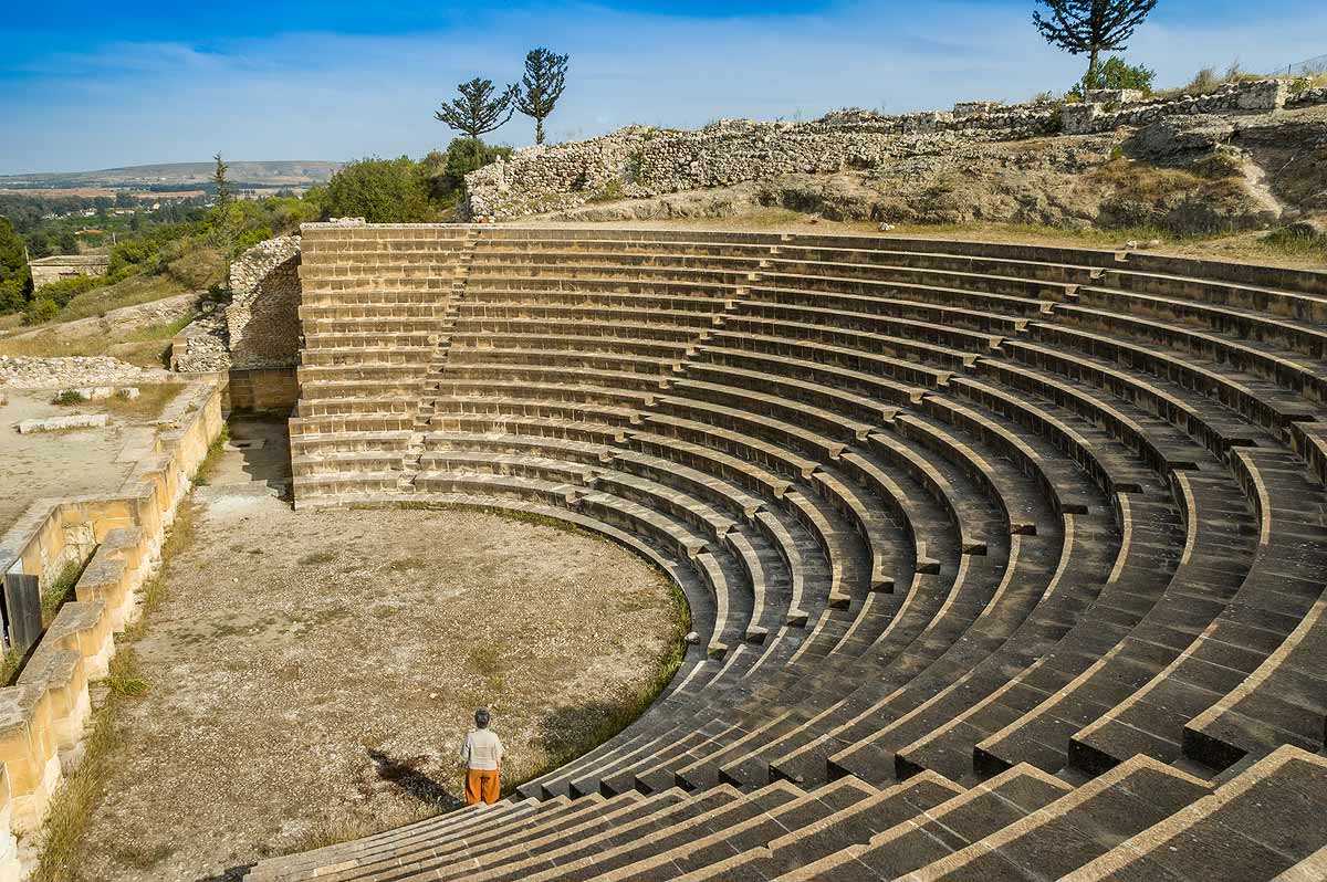 Soli, Theater