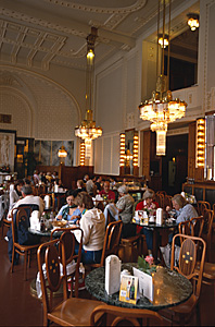 Prag: Im Cafe des Repr�senstationshauses