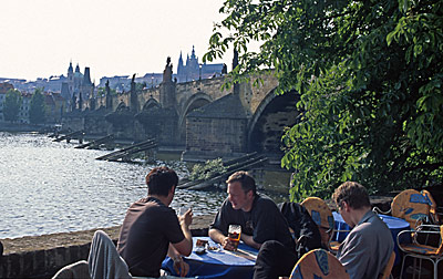 Prag: Pause mit Blick auf die Karlsbr�cke