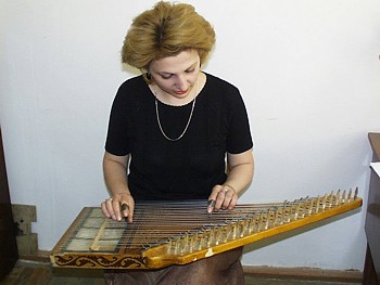Musikerin in Armenien