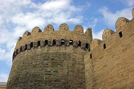 Aserbaidschan - Historische Stadtmauer in Baku