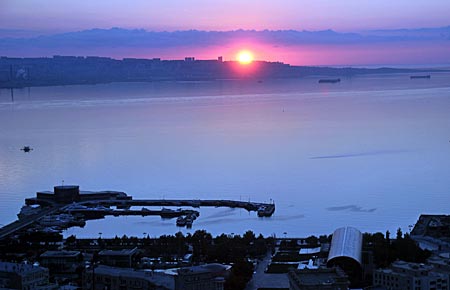 Aserbaidschan - Sonnenaufgang über dem Kaspischen Meer in Baku