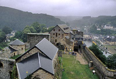 Reiseführer Wallonien - Bouillon - Burganlage von Bouillon mit Städtchen