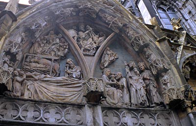 Reiseführer Wallonien - Huy - Bogenfeld über dem Portal der Stiftskirche Notre-Dame