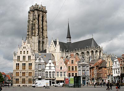 Belgien - Flandern - Der große Markt mit der St. Rombout Kathedrale