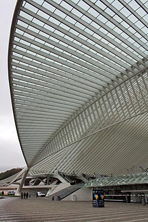 Belgien - futuristisch anmutender Bahnhof Liège-Guillemins