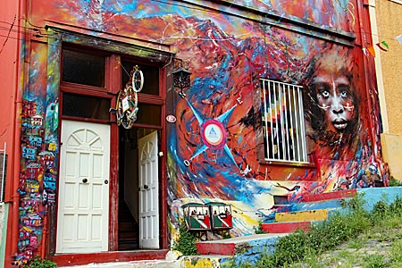 Chile - Valparaiso - Haus mit Graffiti