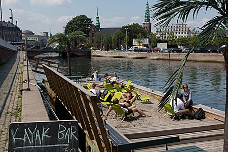 Dänemark - Kayak Republic in Kopenhagen: Ponton mit Liegestühlen unter Plastikpalmen, Foto: Robert B. Fishman