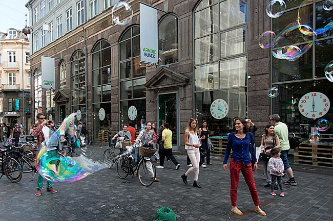 Dänemark - Seifenblasenkünstler in der Fußgängerzone Storgata in Kopenhagen, Foto: Robert B. Fishman, ecomedia