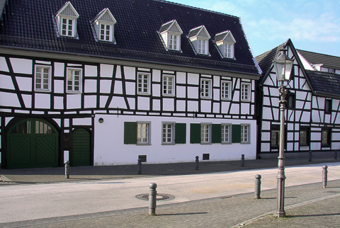 Unweit von St. Michael (NIederdollendorf) stehen diese beeindruckenden Fachwerkhäuser