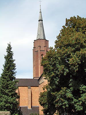 Bonn - Aus rotem Klinker: die Kreuzkirche am Rande des Hofgartens