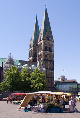 Bremen - St.Petri Dom mit Wochenmarkt auf Domshof