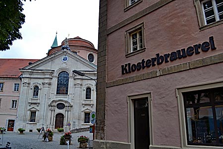 Weltenburg - Im Weltenburger Klosterhof: Direkt vor der Barockkirche mit der schlichten Fassade liegt die älteste Klosterbrauerei der Welt
