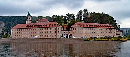 Weltenburg - Benediktinerkloster und Treffpunkt für Bierfreunde: Im Kloster Weltenburg am Donaudurchbruch wird seit 1050 gebraut