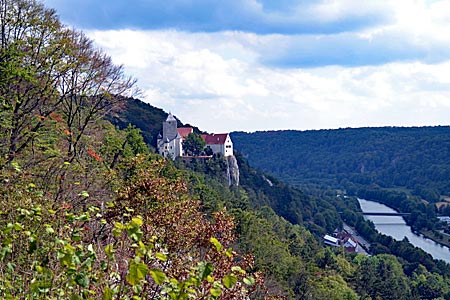 Wandererziel: Die Burg Prunn liegt hoch über dem Tal der Altmühl bzw. des Main-Donau-Kanals, sie gilt als schönste Burg Bayerns