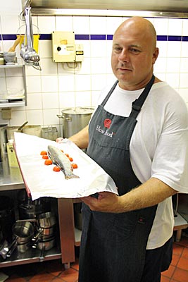 Nürnberg - Jürgen Vogt von „La Vineria“ präsentiert eine Lachsforelle in seiner Küche