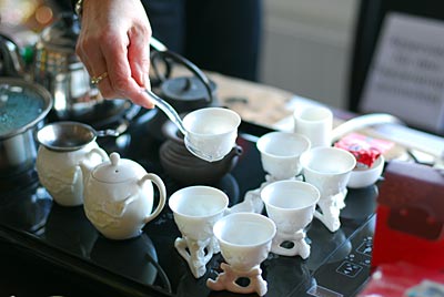 Chinesischer Tee wird in zarten Gefäßen stilvoll serviert