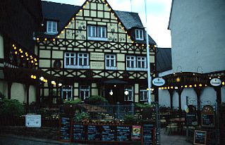 Rüdesheim / Lokal jenseits der Drosselgasse
