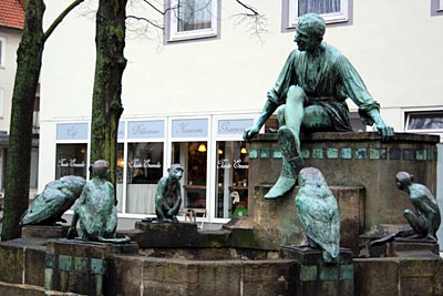 Braunschweig - Eulenspiegel-Brunnen mit Till Eulenspiegel, Eulen und Meerkatzen vor „Tante Emmelie“
