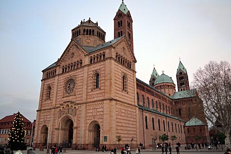 Höhepunkt jeder Pfalz-Reise - besonders zur Weihnachtszeit: der romanische Dom von Speyer, Unesco-Weltkulturerbe