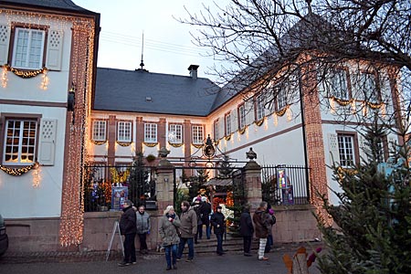 Einladend: weihnachtlich dekorierter Winzerhof in Rhodt