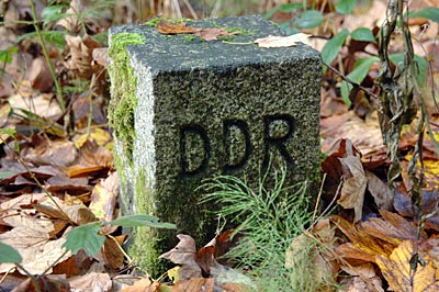 Deutschland - Grünes Band - Von Souvenirjägern übersehen: alter DDR-Grenzstein