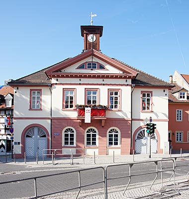 Ingelheim am Rhein - das fünfachsige alte Rathaus mit Uhrturm