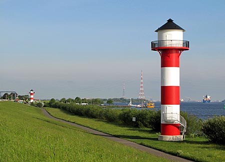 Elbe - Unterfeuer Somfletherwisch von 2010, im Hintergrund Unterfeuer Luehe von 1970