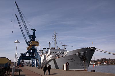 Kräne und Museumsschiff im Rostocker Stadthafen