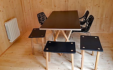 Oberbergisches Waldbröl - Tisch und Stühle in Panarbora-Baumhäusern