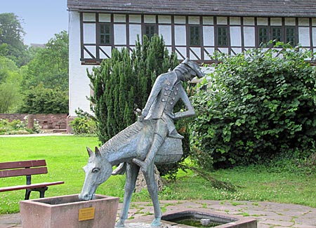 Bodenwerder - Münchhausenbrunnen vor dem Wohnhaus des Lügenbarons
