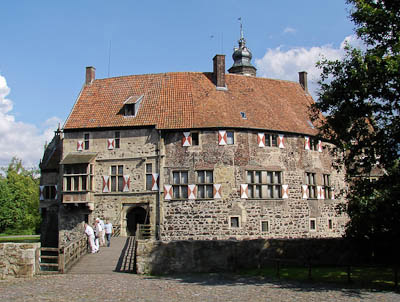 Münsterland: Vor der Hauptburg (Burg Vischering)