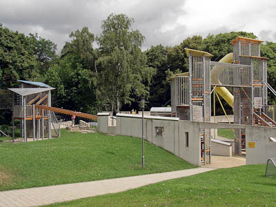 Münsterland: Anziehungspunkt für Eltern mit Kindern: die Spielburg im Vier-Jahreszeiten-Park