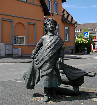 Dass die Tuchherstellung zu Ochtrup gehört, unterstreicht diese Skulptur in der Fußgängerzone