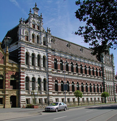 Das schlossähnliche Verwaltungsgebäude gehört zur einstigen Textilfabrik der Gebrüder Laurenz