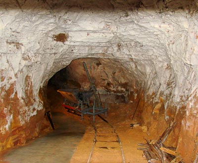 Ein noch nicht vollständig freigelegter Tunnel im Westwallmuseum Niedersimten