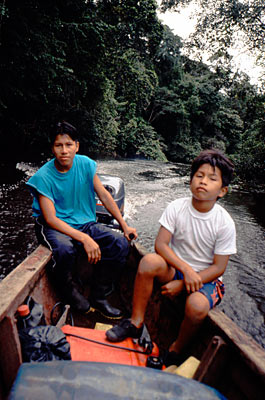Ecuador - Cuyabeno-Nationalpark - Indios mit Boot