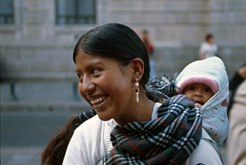 Ecuador Quito Indígena mit Baby