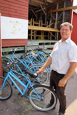 Finnland - Leif Lundberg von Jurmo Tourismus mit kostenlosen Leihrädern auf Jurmo
