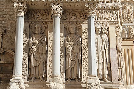 Arles - Kathedrale Saint-Trophime, in der Friedrich Barbarossa im Jahr 1178 zum König von Burgund gekrönt wurde - Südfrankreich