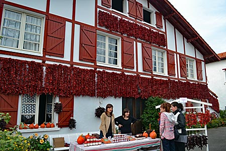 Frankreich - Baskenland - Typisches Haus in Espelette: An der Fassade hängen Pfefferschoten - heute zur Dekoration, früher wurden sie dort getrocknet